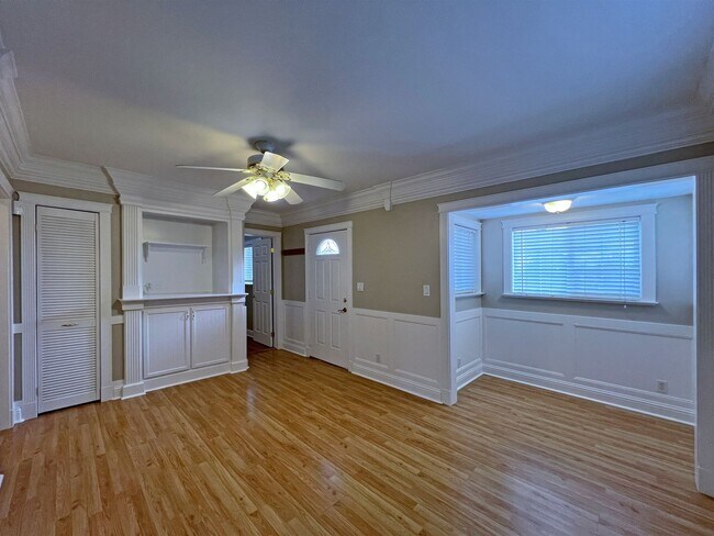 Building Photo - Charming and updated 2 bedroom, 1 bath bun...