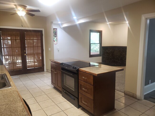 Building Photo - Large Unique House in Milwaukie with Big F...