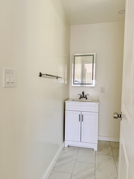 Building Photo - 1316 N Hollywood Way