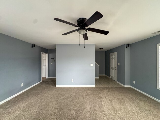 Building Photo - Spacious 3 Bed 2.5 Bath Home with Fenced Backyard