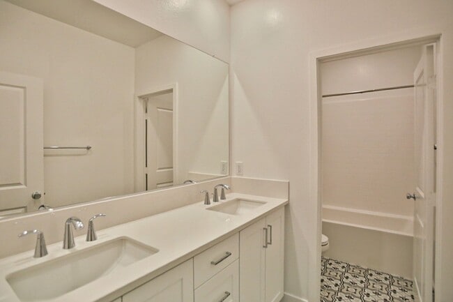 Building Photo - 5 Bedroom SFR in Irvine