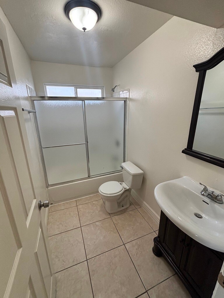 Building Photo - 632 E 113th St