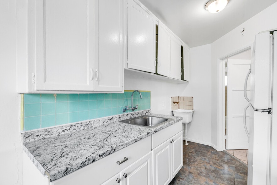 Building Photo - 725 Spence St