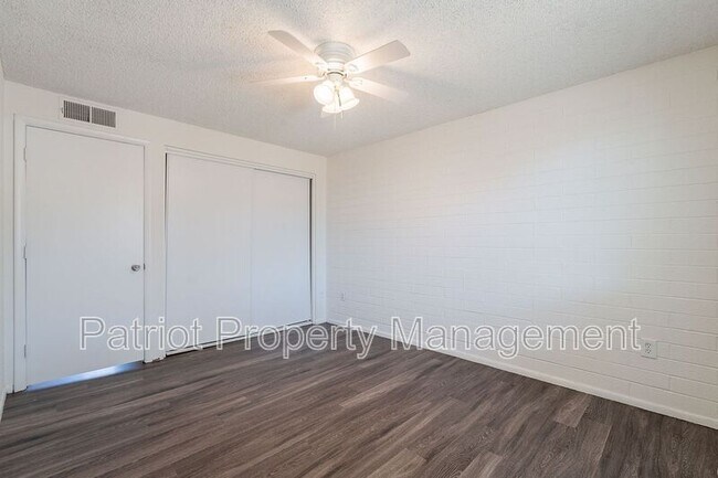 Building Photo - 1609 W Voltaire Ave