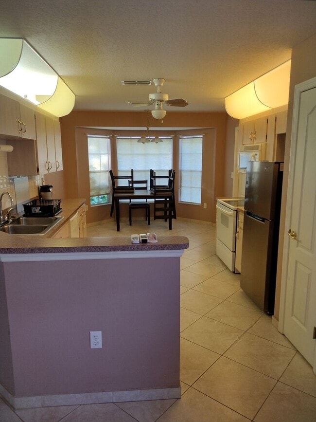 Building Photo - 3 Bedroom 2 Bath House 2 car garage with Large screened in porch! Tenant occupied till March 31st