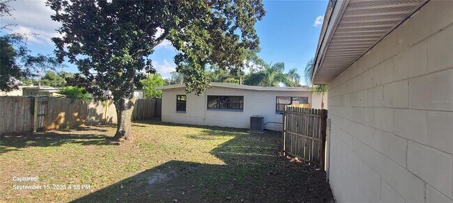 Building Photo - 2027 Bentley St