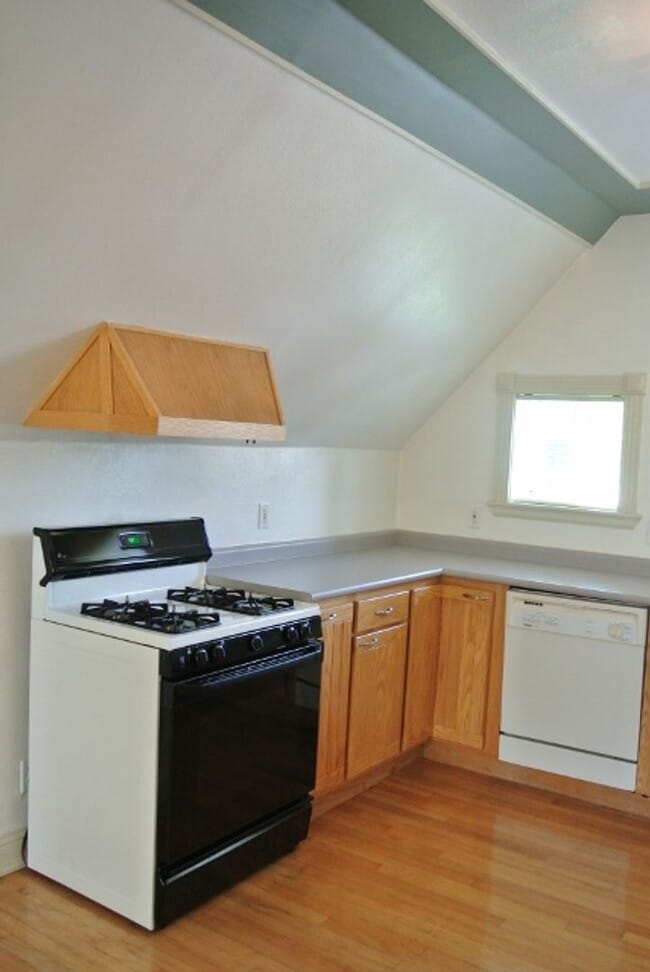Building Photo - Bright and Spacious Second Story One-Bedroom Apartment in Prime Location!