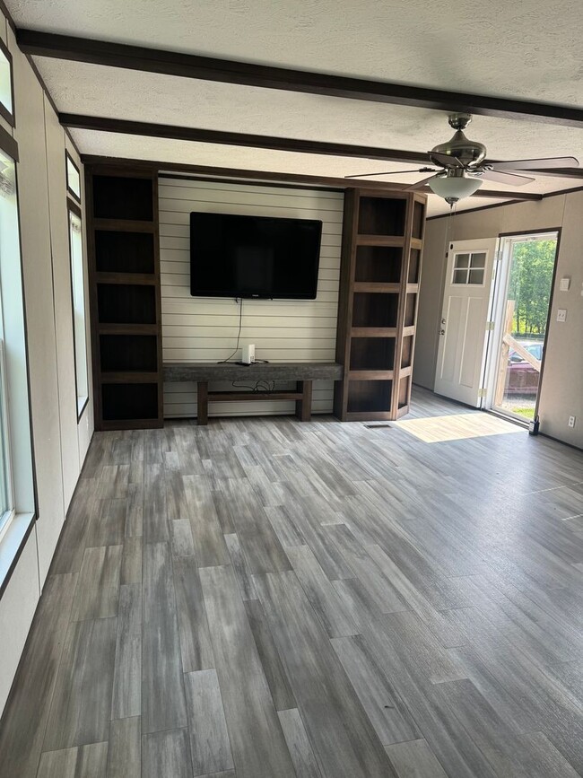 Building Photo - Newer Mobile Home in Country Setting