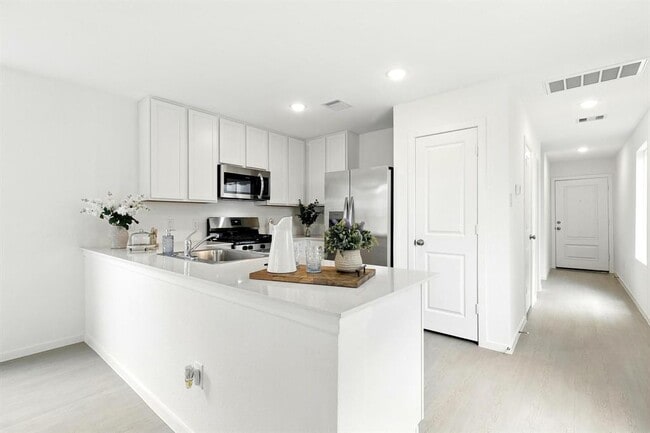 Building Photo - 18210 Via Aurelia Dr