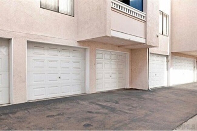 Building Photo - 5655 Riley St