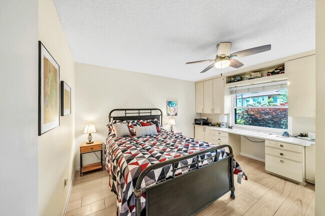 Building Photo - 9285 Vista del Lago