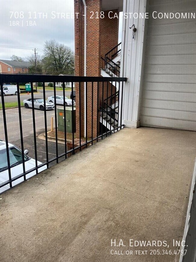 Building Photo - 708 11th St