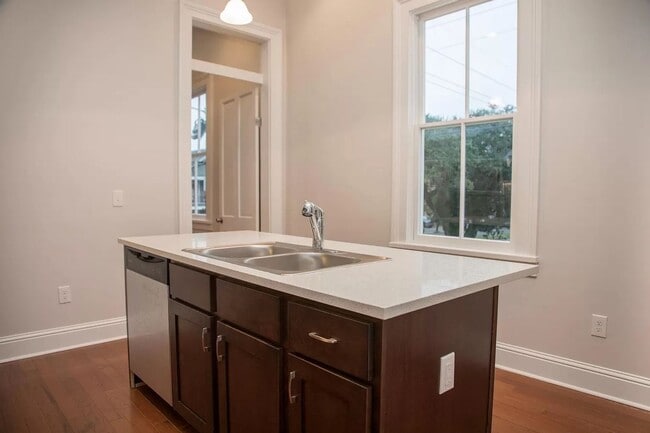 Building Photo - 3200 Banks St