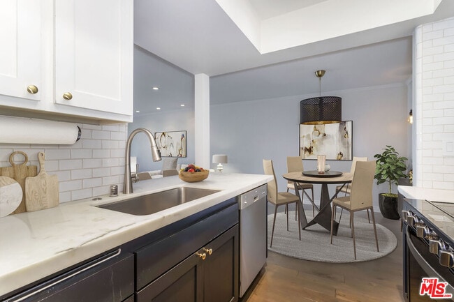 Building Photo - 906 N Doheny Dr