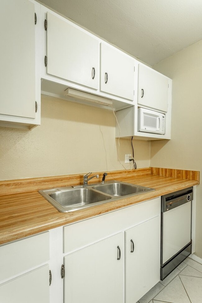 Building Photo - 1 bedroom 1 bath in Signal View