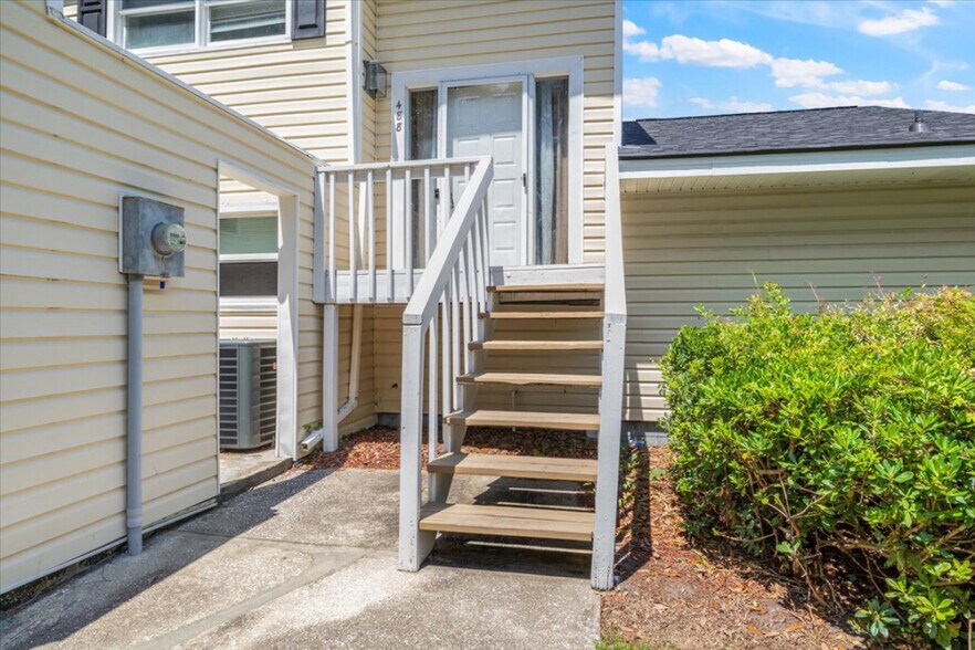 Building Photo - 488 Greenview Dr