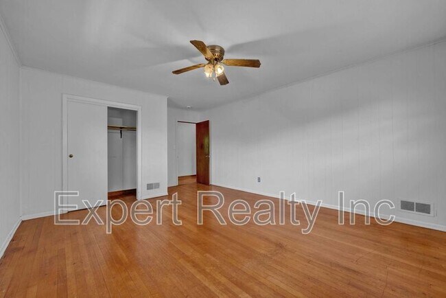 Building Photo - 2249 4th Pl Cir NE