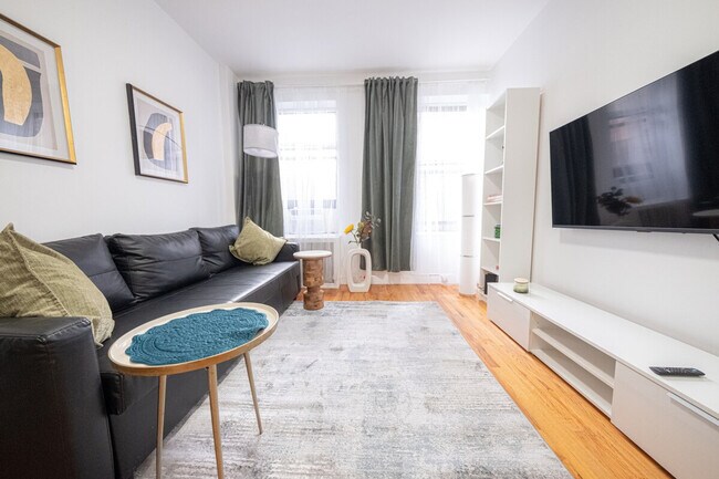 Building Photo - 305 E 95th St