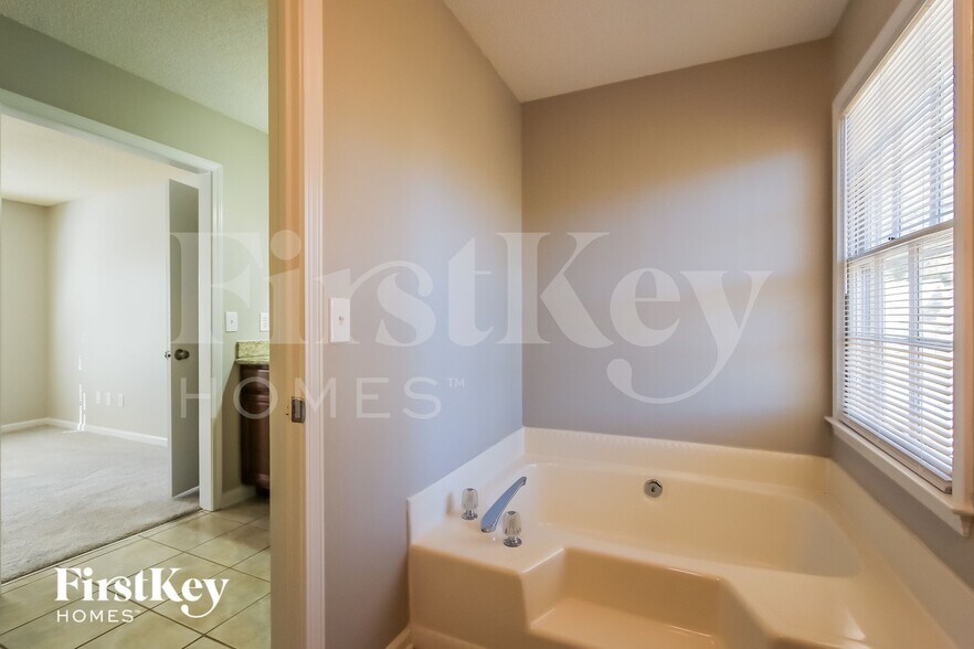 Building Photo - 130 Whisperwood Ln