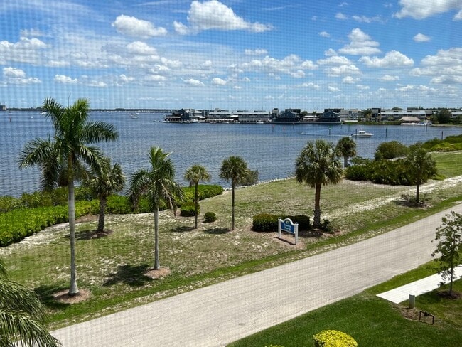 Building Photo - 1477 Park Beach Cir