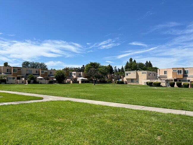 Building Photo - 2188 Luz Ave