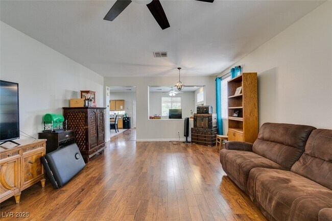 Building Photo - 1048 Painted Daisy Ave