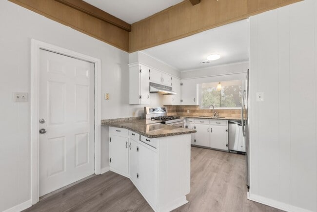 Building Photo - AUGUST PRE-LEASE Centrally Located Updated...