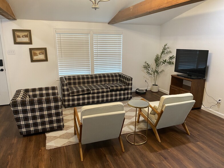 Building Photo - 802 E 26th St