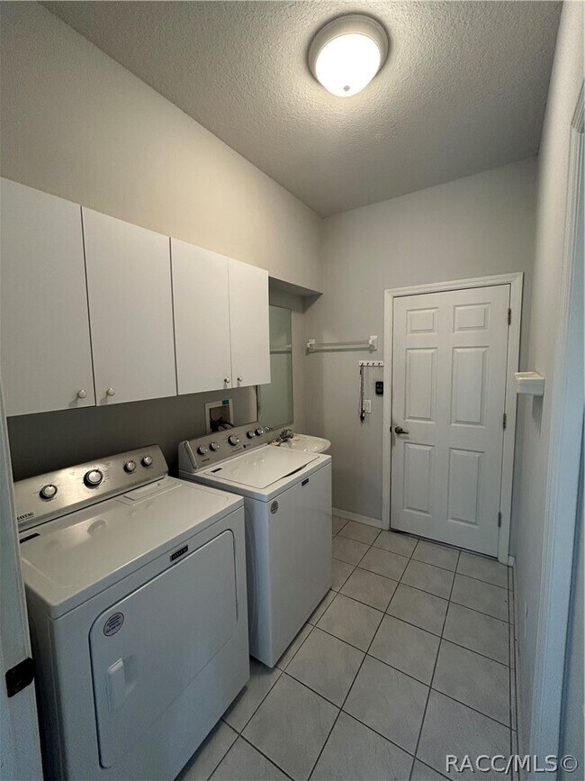 Building Photo - 2675 N Canterbury Lake Dr