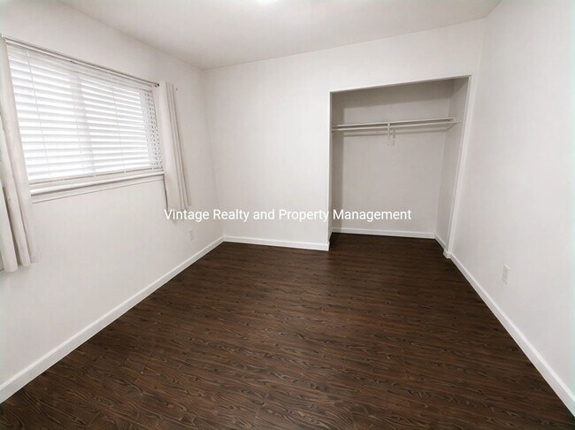 Building Photo - Updated 2-bedroom, 1 bathroom Tri-plex unit located in North Stockton.