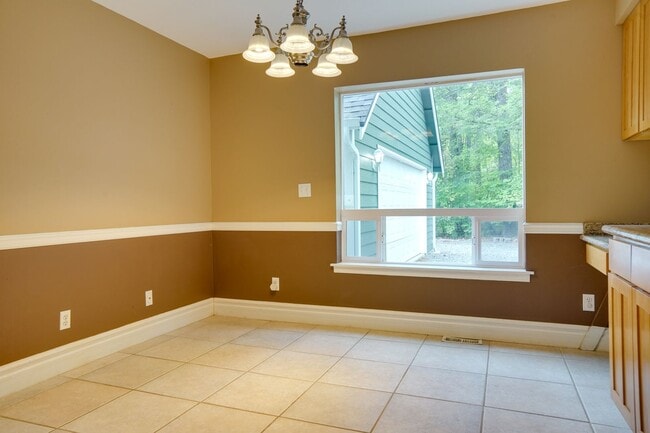 Building Photo - Ravensdale 3 Story, close to Lake Retreat,...
