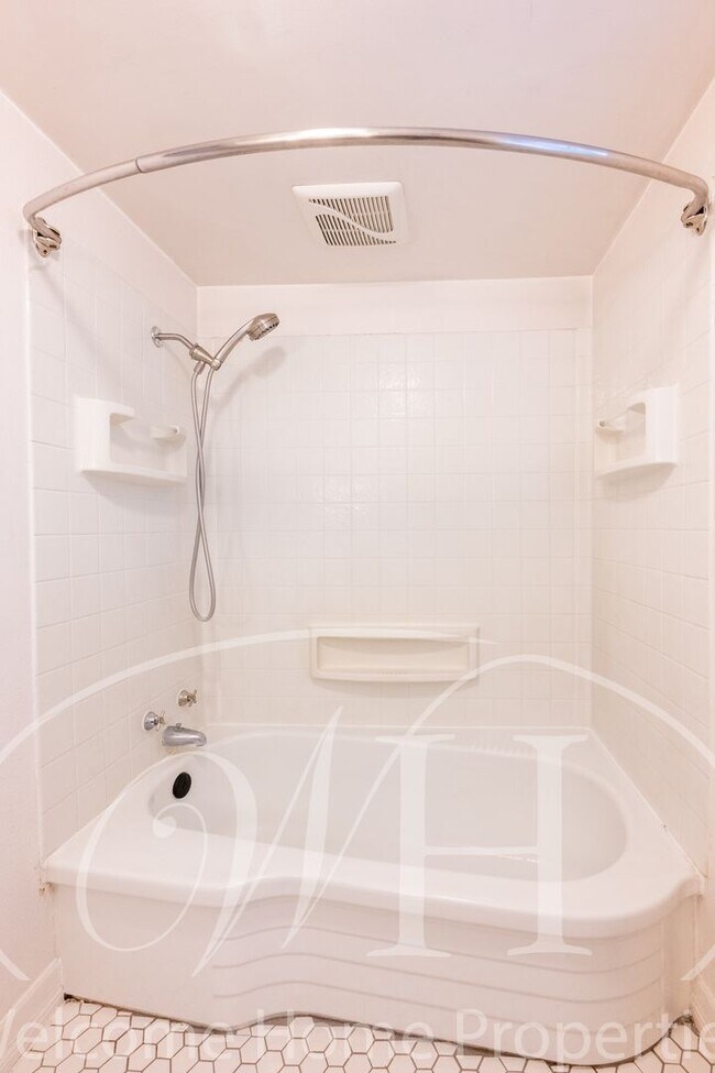 Building Photo - 310 SE 6th St