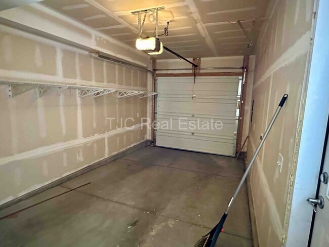 Building Photo - Fenced Side Yard!