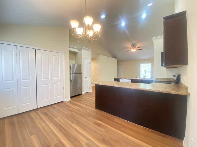 Building Photo - 200 E 14th St