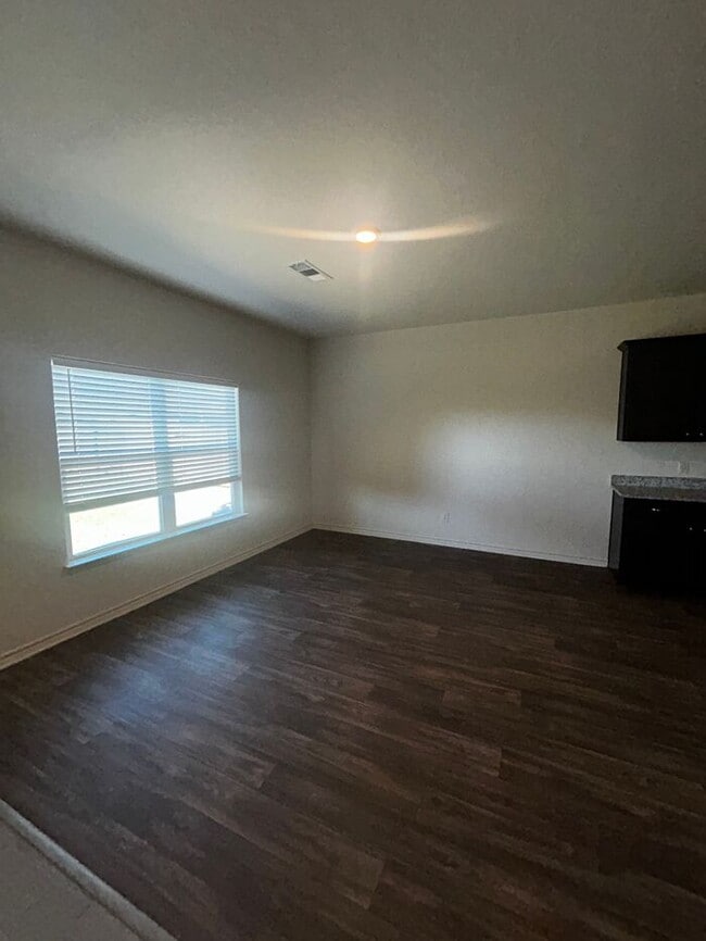 Building Photo - 4BR SFR w/ 2,198 Sq Ft near Downtown Elgin