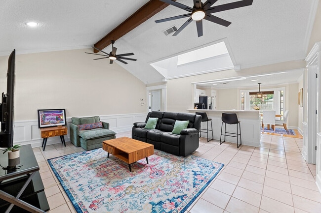 Building Photo - 908 Green Meadow Dr