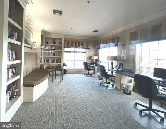 Building Photo - 4852 Eisenhower Ave