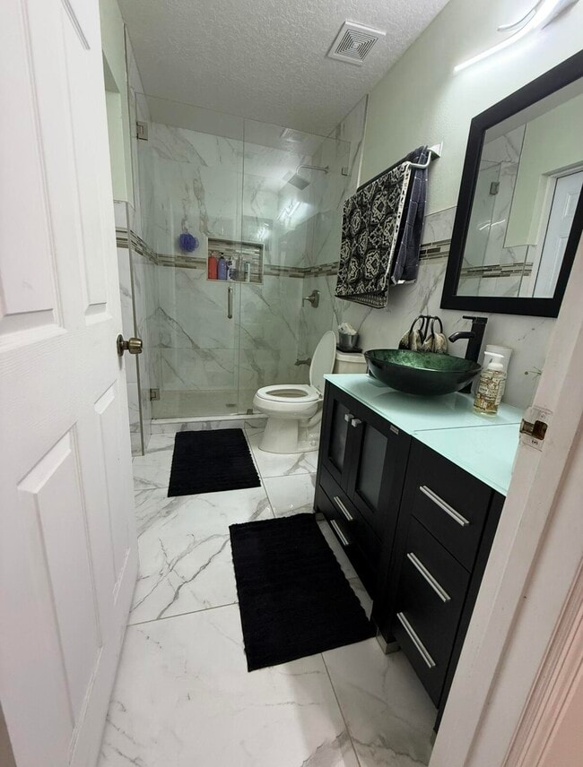 Building Photo - 1082 SW Bellevue Ave