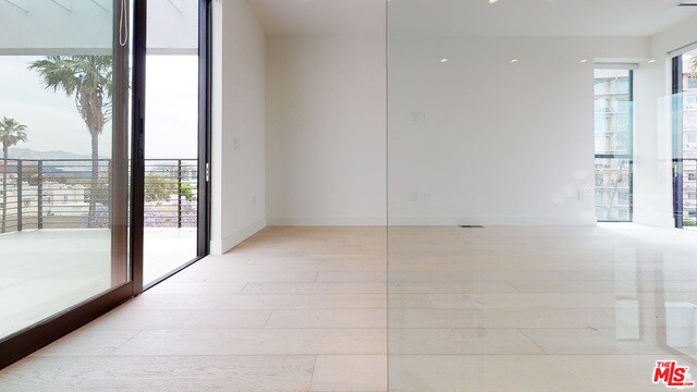 Building Photo - 105 N Doheny Dr
