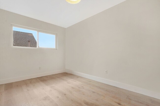 Building Photo - 2 Bed / 1 and 1/2 Bath Townhouse in Highla...
