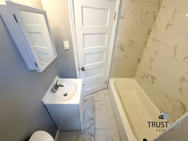 Building Photo - 1 bed 2nd floor apartment in Harrowgate ar...