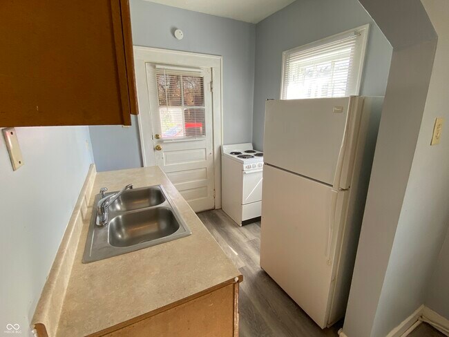 Building Photo - 1604 W 15th St