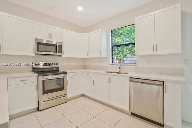 Building Photo - 1636 SW 29th St
