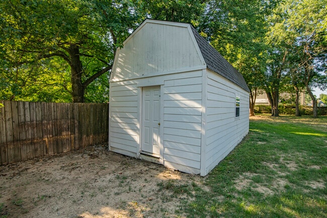 Building Photo - 716 E Sumac St