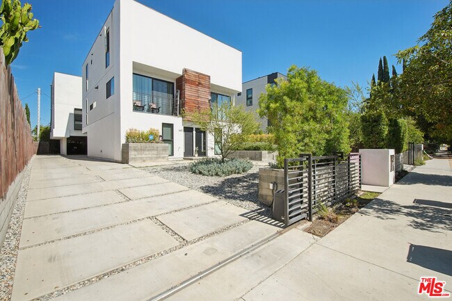 Building Photo - 662 N Mariposa Ave