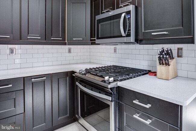 Building Photo - Capital Hill East Townhouse | 3 bd 2.5 bth | Two Patios | Hardwood Floors