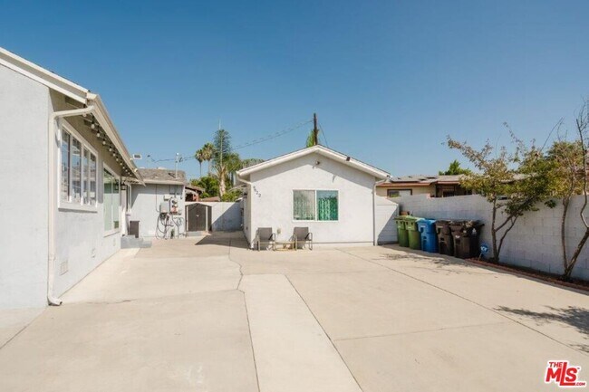 Building Photo - 9620 Woodale Ave