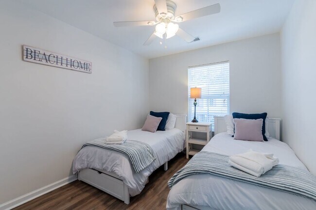 Building Photo - Three Bedroom Updated Townhome in Bluffton Park!