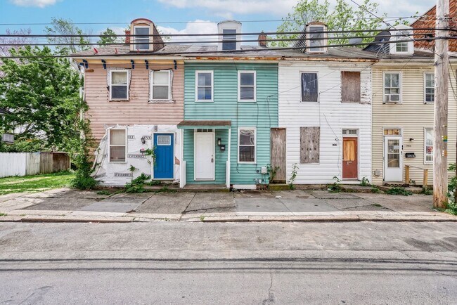 Building Photo - Newly Renovated 3 Bedroom, 1 Bathroom Townhouse