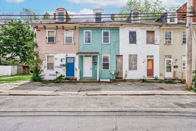 Building Photo - Newly Renovated 3 bedroom, 1 bedroom townhouse